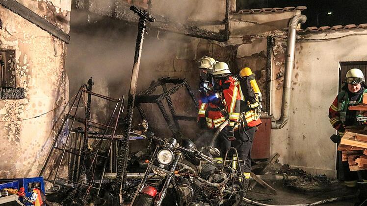 In der Nacht auf Donnerstag ist in einem Wohnhaus in Forchheim ein Feuer ausgebrochen. Es entstand erheblicher Sachschaden. Foto: NEWS5 / Merzbach