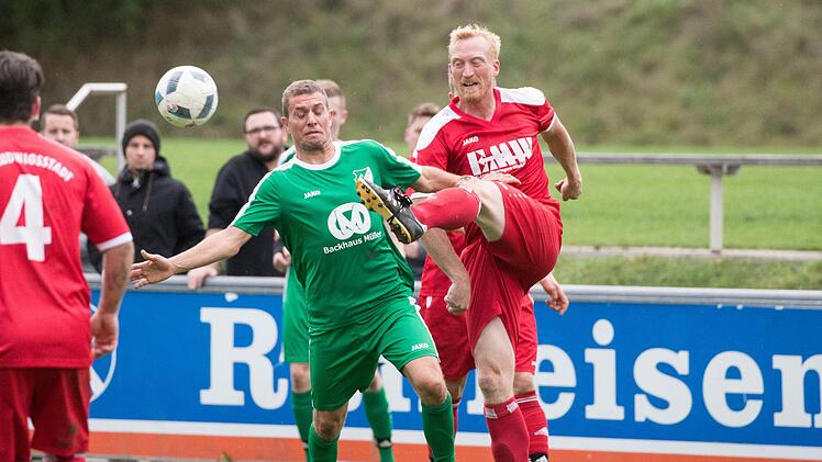 Benedikt Pfeiffer (rotes Trikot) - hier im Zweikampf mit Dominik Zwosta vom SV Friesen II - ist nicht mehr Spielertrainer des TSV Ludwigsstadt. Als Spieler will er der Mannschaft auf dem Platz jedoch auch künftig helfen, um aus dem Tabellenkeller wieder herauszukommen.  Foto: Heinrich Weiß