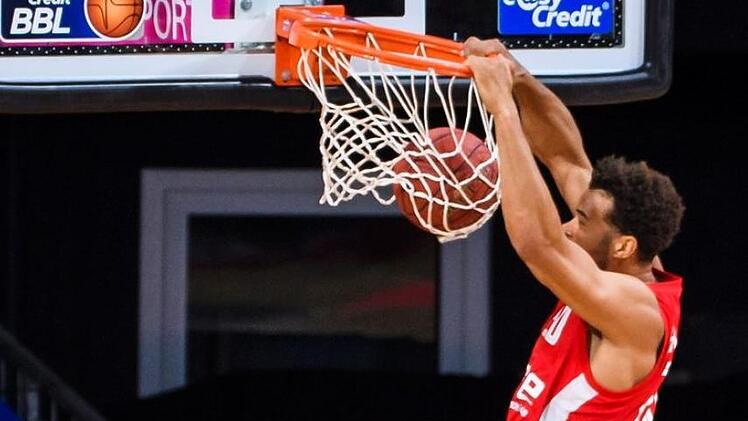 Bamberg Kapitän Elias Harris erzielt per Dunking zwei siener 16 Punkte. Der Ex-Bamberger Johannes Thiemann kommt zu spät. Foto: Daniel Löb/Poo via Kevin Voigt/Jan Hübner