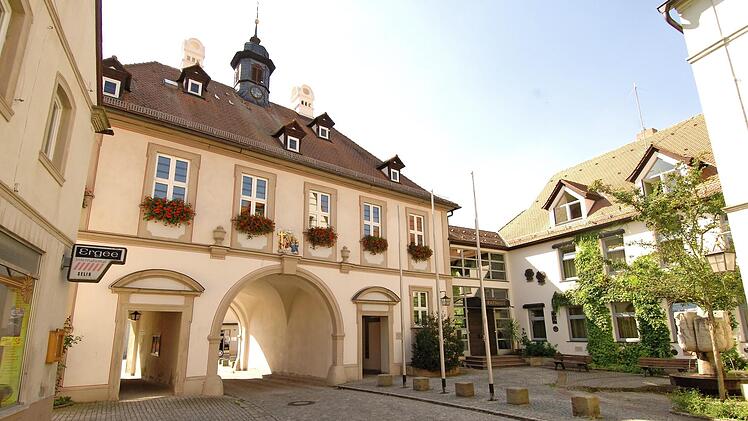 Hier hielt Napoleon Kriegsrat, hier war 1945 ein Standgericht: das Alte Rathaus in Burgebrach. Foto: Elke Pieger