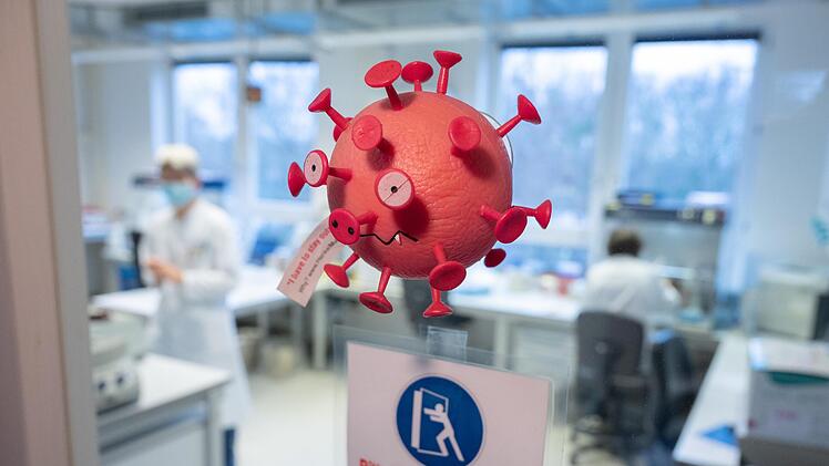 Laut Staatsministerium für Gesundheit und Pflege müssen positive PCR-Proben in den Labors ab sofort nicht mehr auf Omikron hin untersucht werden, weil die Variante in Deutschland mittlerweile vorherrschend ist.