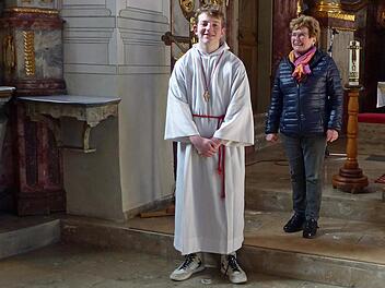 Leopold, hier im weißen Gewand der Sulzthaler Ministranten, ist evangelisch und besucht auch gleichzeitig den Konfirmandenunterricht in Hammelburg. Küsterin Christa Keller ist heilfroh, dass sich ihre Kirche öffnete und dem protestantischen Teenager das Mitwirken im katholischen Gottesdienst ermöglicht.