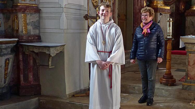 Leopold, hier im weißen Gewand der Sulzthaler Ministranten, ist evangelisch und besucht auch gleichzeitig den Konfirmandenunterricht in Hammelburg. Küsterin Christa Keller ist heilfroh, dass sich ihre Kirche öffnete und dem protestantischen Teenager das Mitwirken im katholischen Gottesdienst ermöglicht.