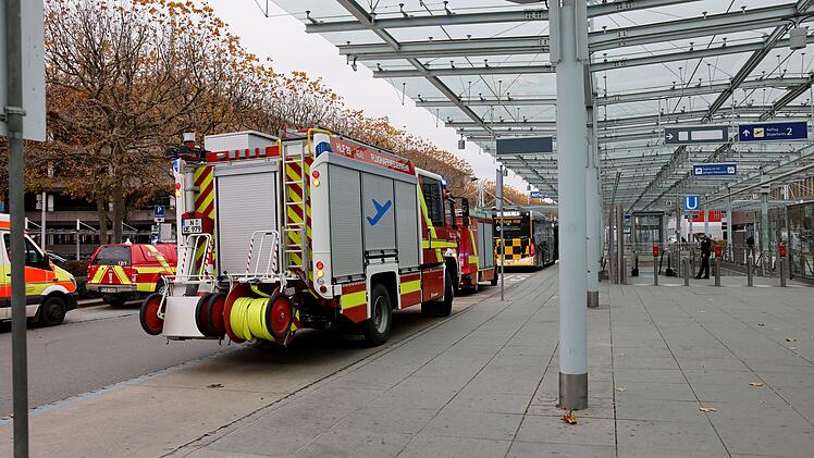 Gasgeruch am Flughafen N&uuml;rnberg: Feuerwehr r&uuml;ckt mit mehreren Fahrzeugen an