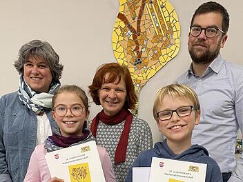 Freude über den Sieg in der 2. Runde der Unterfränkischen Mathe-Meisterschaften: (von links) S. Kolb, C. Neumann, B. Dehe, L. Schott und M. Meder.