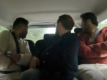 Paul Ronzheimer (Mitte) ist &uuml;berrascht, als er bei seinem Experiment einfach die deutsche Grenze &uuml;berqueren kann.