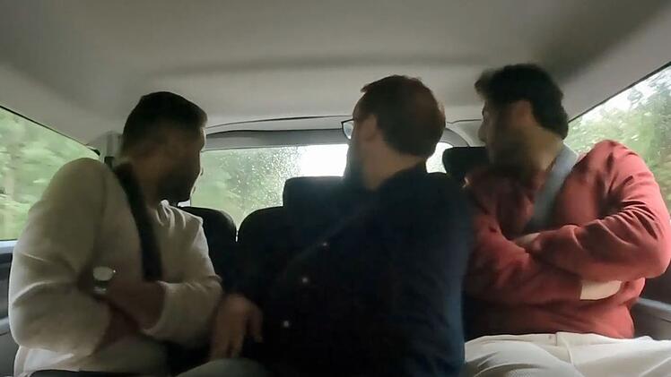 Paul Ronzheimer (Mitte) ist &uuml;berrascht, als er bei seinem Experiment einfach die deutsche Grenze &uuml;berqueren kann.