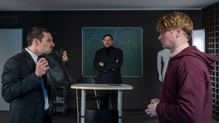 Andi (Klaus Steinbacher, links) und Asel (Lukas Zumbrock (rechts) absolvieren unter den strengen Augen von Ausbilder Kocabays (Alexander Beyer) eine &Uuml;bung.