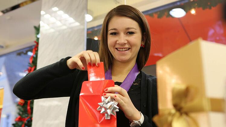 Sarah Auer verdient sich als Geschenkeverpackungs-Fee etwas dazu.
