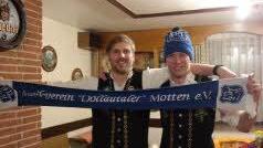 Vorsitzender Jörg Wirsing (links) und der neue Kassierer im Verein, Mario Wirsing, präsentieren Fanschal und -mütze mit dem Logo "Musikverein Döllautaler".  Foto: Petra Heurich