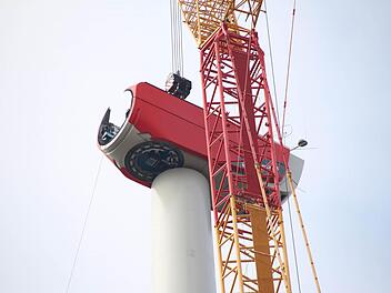 Höchste Konzentration war beim Kranführer gefordert, um das Maschinenhaus in schwindelnder Höhe genau so auf den Turm zu setzen, dass nur noch die Schrauben angezogen werden mussten. Foto: Andreas Dorsch