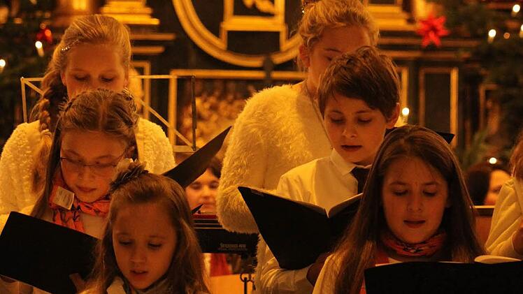 Hell und klar wie Engelsstimmchen: Der Unterstufenchor begeisterte mit "In dulci jubilo" und "Angels" Carol"