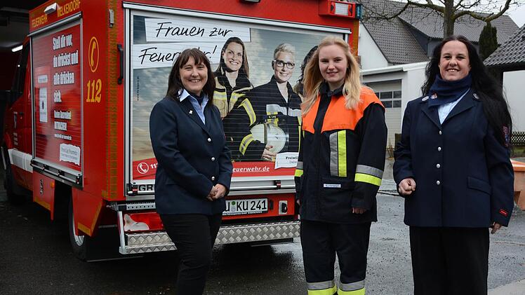 Daniela Liebig, Lea Berthold und Kerstin Berg sind die drei Frauen er Melkendorfer Feuerwehr.  Foto: Dagmar Besand