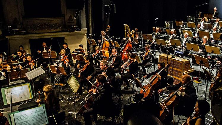 Unter der Leitung von Roland Kluttig brillierte das Philharmonische Orchester beim Sinfoniekonzert unter dem Motto "Bekenntnisse" im Landestheater. Foto: Jochen Berger