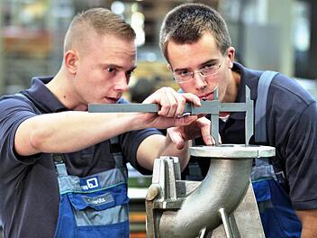 Ausbilder Christoph Warlitz (l) prüft mit dem zum Zerspanungsmechaniker auszubildenden Christian Frosch einen Flanschkrümmer beim Pumpenhersteller KSB AG in Halle (Saale). Symbolfoto: Jan Woitas, dpa