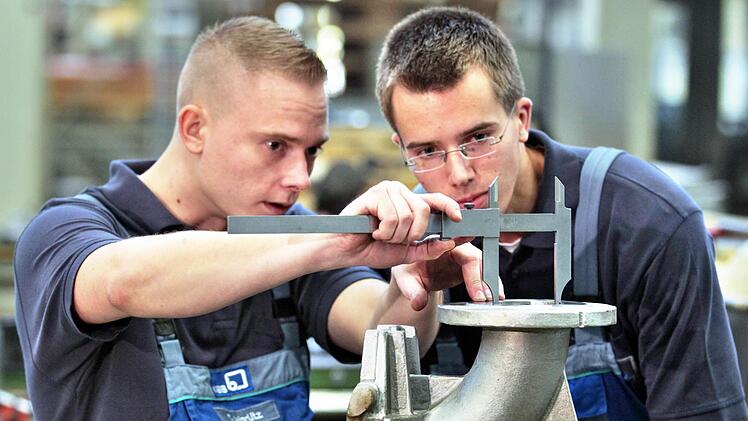 Ausbilder Christoph Warlitz (l) prüft mit dem zum Zerspanungsmechaniker auszubildenden Christian Frosch einen Flanschkrümmer beim Pumpenhersteller KSB AG in Halle (Saale). Symbolfoto: Jan Woitas, dpa