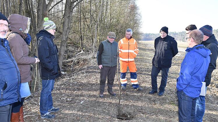 Eine  Gefahr für Landwirte: Der Biberbeauftragte Jürgen Vollmer (4. v.l.) zeigt   den eingebrochenen Biberbau. Foto: Ronald Rinklef