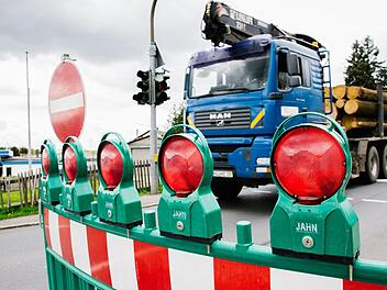 Auf der Staatsstraße 2200 erwartet Autofahrer  bei Johannisthal eine temporäre Sackgasse in Richtung Theisenort.  Foto: Anna-Lena Deuerling