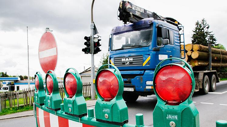 Auf der Staatsstraße 2200 erwartet Autofahrer  bei Johannisthal eine temporäre Sackgasse in Richtung Theisenort.  Foto: Anna-Lena Deuerling