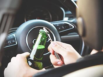 Ein Mann bat die Polizei in Oberfranken um Hilfe. Der Betrunkene konnte sein Auto nicht mehr finden. Symbolfoto: pixabay.com