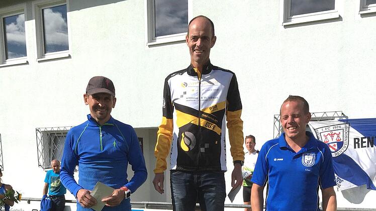 Ganz oben auf dem Siegerpodest: Uli Pfuhlmann, der das Rennen über 20,9 Kilometer dominierte