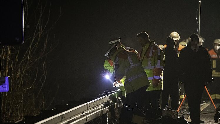 Nach Kollision mit Sattelzug: Person verstirbt noch an der Unfallstelle