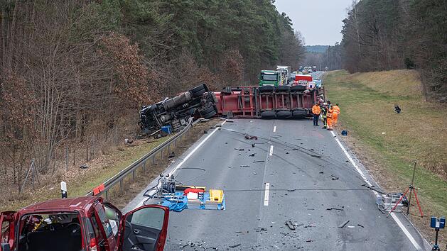 Fataler &Uuml;berholvorgang: Silo-Lastwagen kippt nach Frontalzusammensto&szlig; auf Fahrbahn um