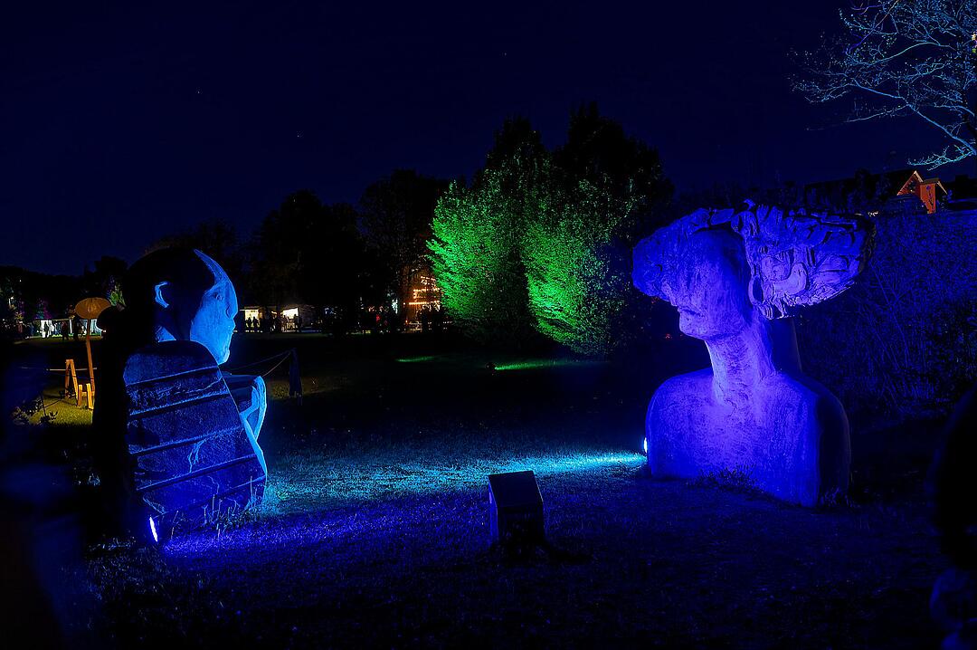 Eine magische Kulisse mit effektvoll platzierter Lichtkunst.