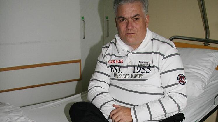 Egal, ob Thomas Ströber zu Hause ist oder im Krankenhaus, jeden Montag, Mittwoch und Freitag muss er an die Dialyse - so lange bis er eine neue Niere bekommt. Einmal wurde seine Niere bereits erfolgreich transplantiert.  Foto:  Sonja Adam