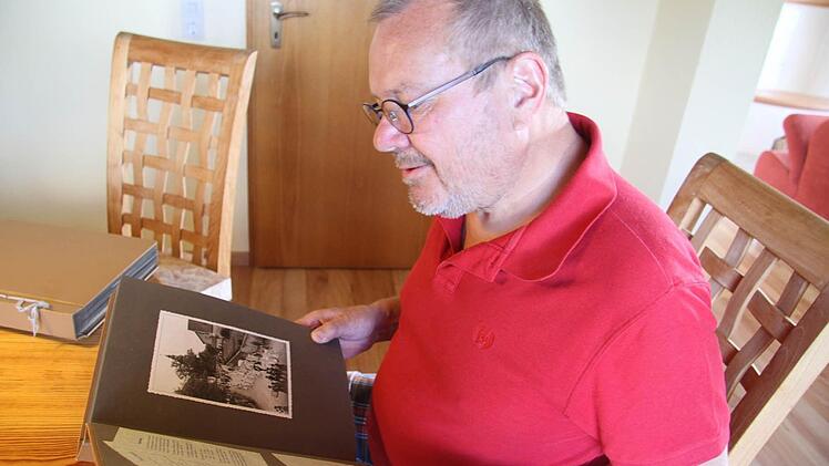 Vorsitzender Werner Brose blättert in einem alten Fotoalbum. Foto: Sonja Adam