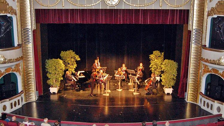 Besonderheit: Das Kurorchester spielte zum Tag der offenen Tür ausnahmsweise im Theater.  Foto: Sigismund von Dobschütz