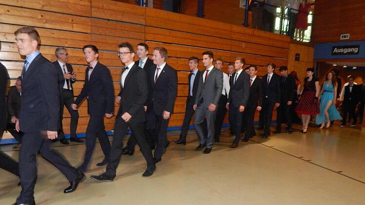 Die Abiturienten nahmen in festlicher Garderobe ihre Zeugnisse entgegen. Foto: Mona Lisa Eigenfeld