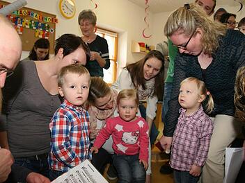 Kinder in der Krippe Röttenbach singen mit Unterstützung ihrer Eltern gemeinsam ein Lied.  Fotos: Sylvia Hubele