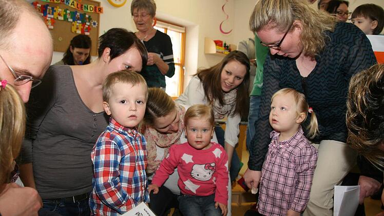 Kinder in der Krippe Röttenbach singen mit Unterstützung ihrer Eltern gemeinsam ein Lied.  Fotos: Sylvia Hubele