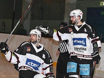 Erster Gratulant für das gerade erzielte Tor von Rami Heikkilä ist Viktor Ledin (rechts). Am Freitag soll wieder gefeiert werden. Foto: Hopf
