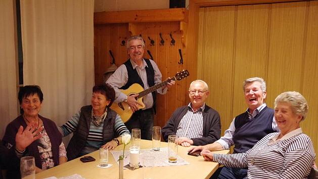 So fühlt sich der Frankensima am wohlsten - im Wirtshaus, so wie hier im "Frack", Aug in Aug mit seinem Publikum.