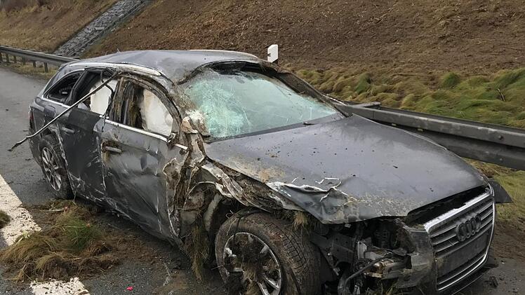 Ein Audi hat sich auf der A9 auf Höhe Münchberg offenbar mehrfach überschlagen. Mehrere Insassen wurden schwer verletzt, darunter ein 4 Monate alter Säugling. NEWS5 / Fricke