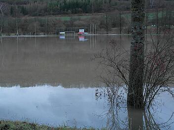Noch ist es nur eine Vorwarnung. Doch wenn es weiterhin regnet, rechnet das Wasserwirtschaftsamt Hof auch im Landkreis Kulmbach stellenweise mit Hochwasser.Archiv/Peter Müller
