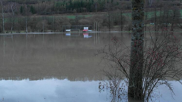 Noch ist es nur eine Vorwarnung. Doch wenn es weiterhin regnet, rechnet das Wasserwirtschaftsamt Hof auch im Landkreis Kulmbach stellenweise mit Hochwasser.Archiv/Peter Müller