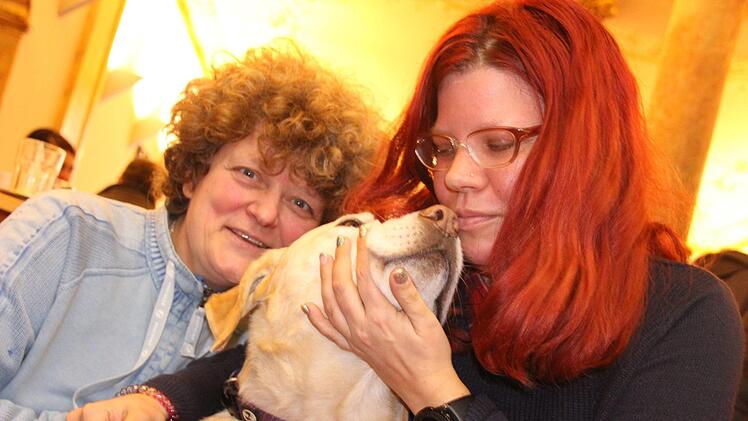 Trio mit vier Pfoten:  Isolde Fähnrich-Winkowski, Labrador Diego und Leonie Neubert halten zusammen. Diana Fuchs
