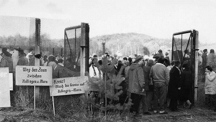 Einen historischen Augenblick dokumentiert diese Aufnahme aus dem Herbst 1989, als sich der Grenzzaun zwischen Maroldsweisach und Hellingen öffnete.Fotos: Archiv/Markt Maroldsweisach