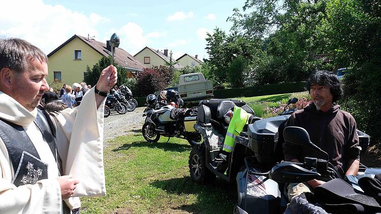 Wohin sollte am Sonntag die Reise für die Biker gehen? Natürlich zum Freiluft-Gottesdienst. Foto: Gerd Schaar