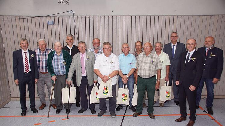 Für 40 Jahre im Ehrenamt dankten Kreisobmann Adolf Müller, Landrat Wilhelm Schneider, Ministerialdirigent  Reiner Bauer (von rechts) und Vermessungs-Direktor Gerhard Hartmann (links) diesen Siebenern.