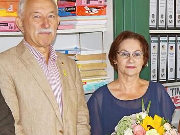 Der Kreisvorsitzende der Kreisgruppe Oberfranken/West, Philipp Mohr, verabschiedet Gabriele Dworacek.  Foto: Peter Vietze