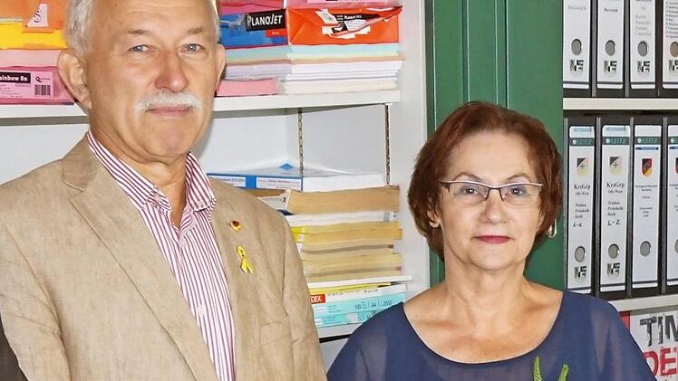 Der Kreisvorsitzende der Kreisgruppe Oberfranken/West, Philipp Mohr, verabschiedet Gabriele Dworacek.  Foto: Peter Vietze