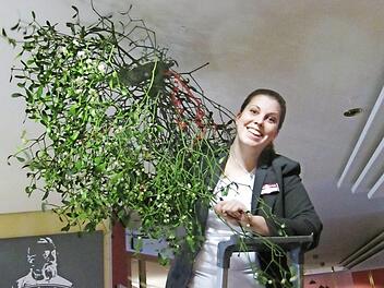 Sabine Salewsky beim Aufhängen des Glücksbringers  Foto: Monika Schütz