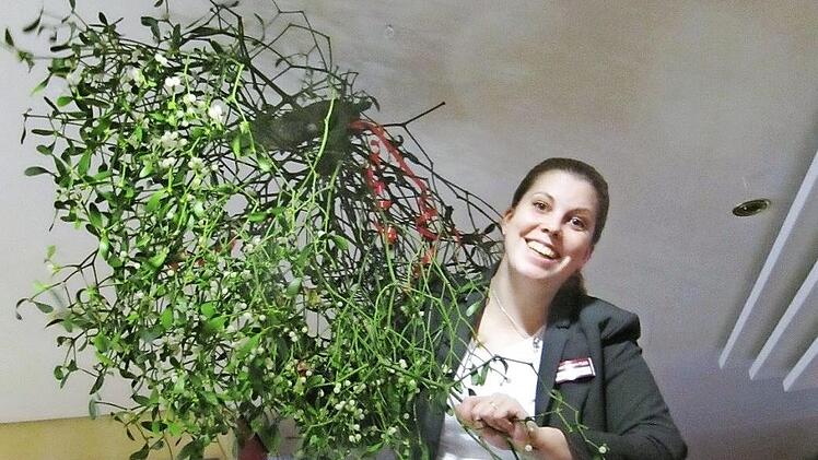 Sabine Salewsky beim Aufhängen des Glücksbringers  Foto: Monika Schütz