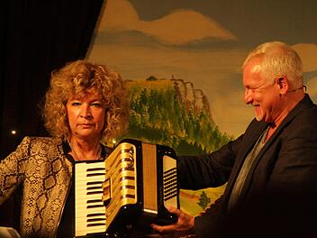 Susanne Rohrer und Matthias Matuschik boten ein Programm in Loffeld, das voll Humor war, aber niemals plump daherkam. Foto: Markus Häggberg