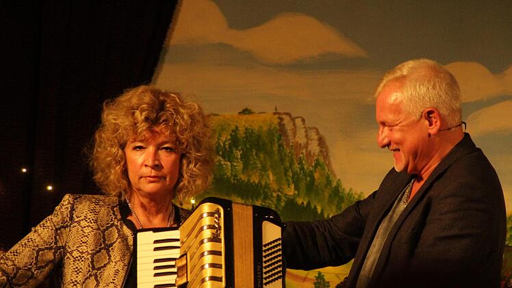 Susanne Rohrer und Matthias Matuschik boten ein Programm in Loffeld, das voll Humor war, aber niemals plump daherkam. Foto: Markus Häggberg