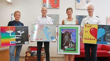 Uli Schmerbeck mit dem Plakat von Alishia Tophofen (3. Platz), Volker Seifarth (DAK) hält die Arbeit von Sabrina Tiroch (2. Platz), Ulrike Neidiger-Pohl das gemeinsame Siegerplakat von Tim Krämer und René Sollmann sowie Ralf Neumüller das Poster von Timo Koar.  Foto: Helke Renner